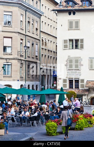 Menschen, die einen Drink in einem Straßencafé in Genf, Schweiz Stockfoto