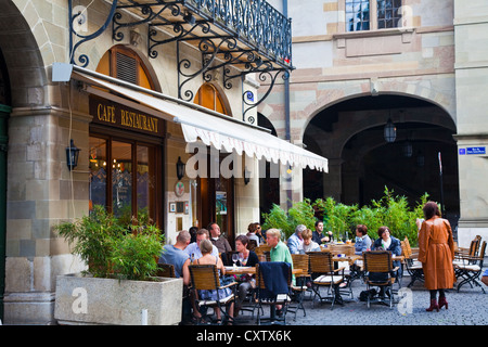 Menschen erhalten eine Mahlzeit in einem Restaurant in der Genfer Altstadt Stockfoto