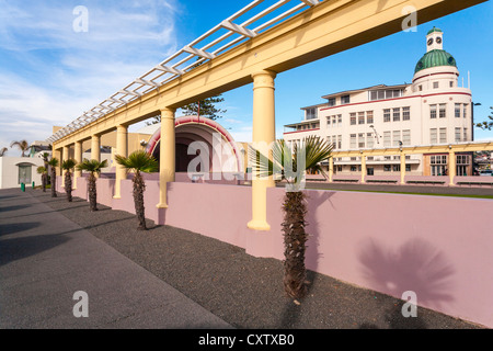 Blick über die Soundshell Vorplatz und die Kolonnaden an der Marine Parade in Napier, Neuseeland in Richtung The Dome, Stockfoto