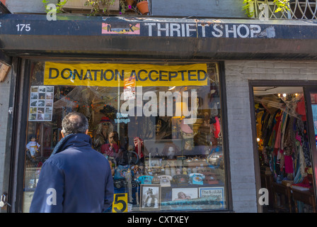 New York City, NY, USA, man Looking Thrift Shop Frontfenster, in Greenwich Village Gegend, Manhattan, Kleidung, alte Kleidung Shopping, stöbern Vintage Shop, 1980er Jahre Geschäft Stockfoto