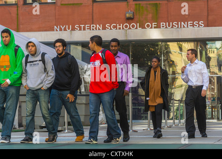 New York City, NY, USA, verschiedene Teenagerstudenten, die auf dem New York University Campus, NYU, der Sloan School of Business, in Greenwich Village, Schulen aus aller Welt, multikulturellen Straßen, multirassischen Bürgern, Blue Jeans laufen Stockfoto