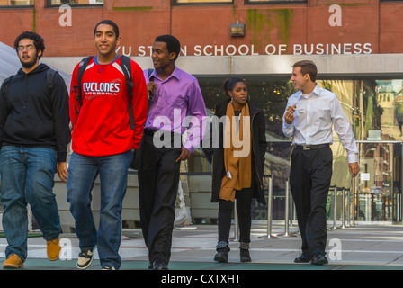 New York City, NY, USA, Gruppenstudenten gehen auf dem Campus der „New York University“, NYU, „Sloan School of Business“, in Greenwich Village, Schulen aus aller Welt, Universitätscampus Boy Talking, multikulturelle Straße, multirassische Bürger, Universität usa, afroamerikaner Stockfoto