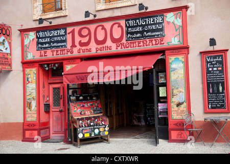 In Lagrasse (Aude - Frankreich), eine französische Delikatessen im retro-Stil. Une Boutique de Stil Rétro À Lagrasse, Dans l ' Aude. Stockfoto