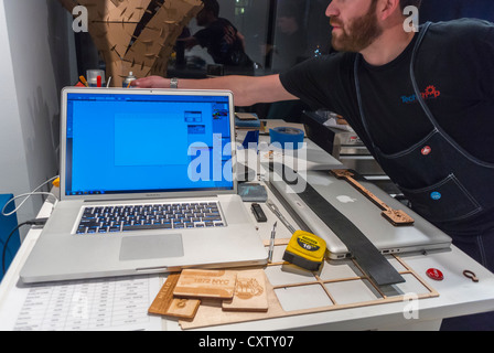 New York City, NY, USA, man Working, American Concept Store „Story“ in Zusammenarbeit mit „GE Garages“, um das „Making Things“-Erlebnis für Zuschauer zu feiern, die ihre eigenen Ideen nutzen können. Werkstatt Für Laserschneider. Stockfoto