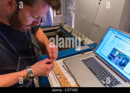 New York City, NY, USA, American Concept Store „Story“ arbeitet mit „GE Garages“ zusammen, um das „Making Things“-Erlebnis für Zuschauer zu feiern, die aus ihren eigenen Ideen entwerfen können. Handwerkliches Ausschneiden von Ringen am Laserschneider. „Big Tech“ Stockfoto
