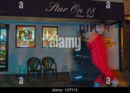 New York City, NY, USA, American Diner Restaurant, Chelsea Area, 'Star on 18' Manhattan, Männer gehen in Front, New York Street Restaurant Business Stockfoto