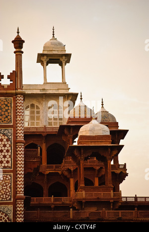 Akbar Mausoleum, Sandstein und Marmor Grab in der Abenddämmerung Stockfoto