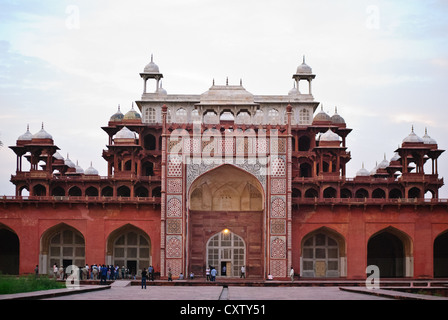 Akbar Mausoleum, Sandstein und Marmor Grab in der Abenddämmerung Stockfoto