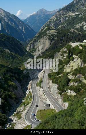 Serpentinen auf einer Bergstraße in der Nähe von Grimselpass, Grimsel Region, Schweiz Stockfoto