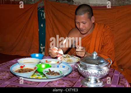 Buddhistische Mönche nehmen ihr Mittagessen im Refektorium des Klosters Kampong Ampil, Battambang, Kambodscha Stockfoto