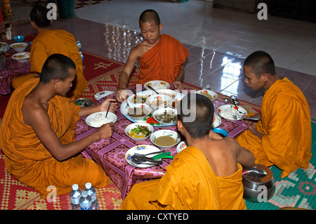 Buddhistische Mönche nehmen ihr Mittagessen im Refektorium des Klosters Kampong Ampil, Battambang, Kambodscha Stockfoto