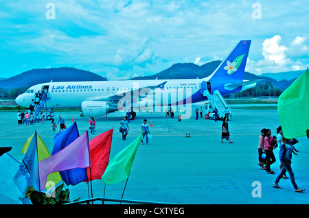 Airbus A 320-214 von Lao Airlines am Flughafen Luang Prabang Asien Stockfoto