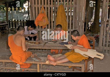 Mönche schnitzen Buddha Statuen Luang Prabang Laos Asien Stockfoto