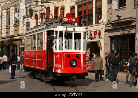 Historische Straßenbahn Taksim Tünel in der Fußgängerzone von der Istiklal Caddesi shopping Street, Beyoglu, Istanbul, Türkei Stockfoto