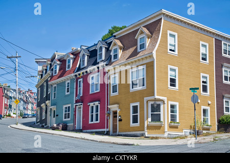 Einzigartige Architektur in den bunten Häusern auf den steilen Straßen von St. John's, Neufundland. Stockfoto