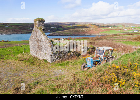 in der Nähe von Toe Head, West Cork, Irland. Verlassene Traktor und zerstörten Bauernhaus. Stockfoto