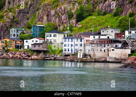 Bunte Häuser an der felsigen Küste des Signal Hill mit Blick auf den Hafen in St. John's, Neufundland, Kanada. Ein Teil der Stadt wissen Stockfoto