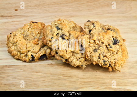 Eine Gruppe von hausgemachtem Müsli mit Rosinen Cookies auf ein Holzbrett. Stockfoto