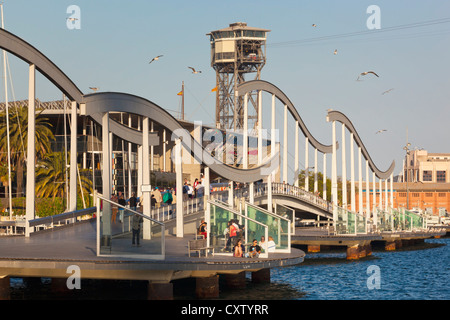 Barcelona, Spanien. Rambla de Mar Holzsteg in Port Vell Bereich. Stockfoto