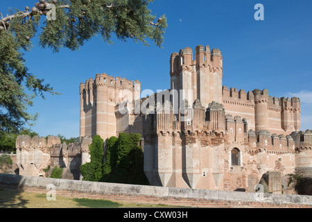 Koka, Provinz Segovia, Spanien. Castillo de Coca. Koka-Burg. Wichtiges Beispiel für die Militärarchitektur Mudéjar. Stockfoto