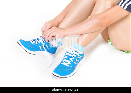 Athlete Mädchen versucht Laufschuhe Stockfoto