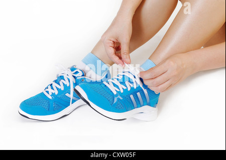 Athlete Mädchen versucht Laufschuhe Stockfoto