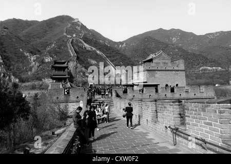 Schwarz / weiß-Bild von der Juyongguan pass Abschnitt der chinesischen Mauer, Changping Provence, China, Asien. Stockfoto