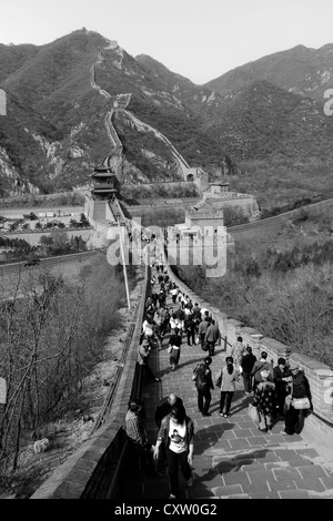 Schwarz / weiß-Bild von der Juyongguan pass Abschnitt der chinesischen Mauer, Changping Provence, China, Asien. Stockfoto