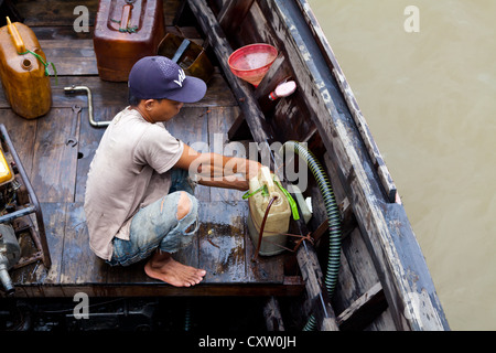 Mann auf einem Boot in Banjarmasin, Indonesien Stockfoto