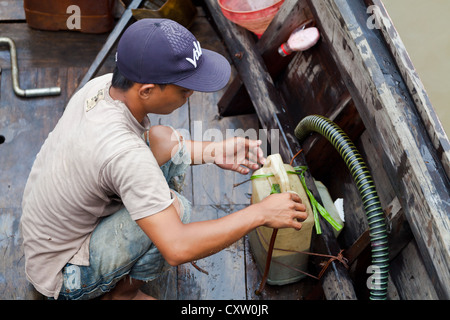 Mann auf einem Boot in Banjarmasin, Indonesien Stockfoto