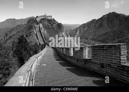 Schwarz / weiß-Bild von der Juyongguan pass Abschnitt der chinesischen Mauer, Changping Provence, China, Asien. Stockfoto