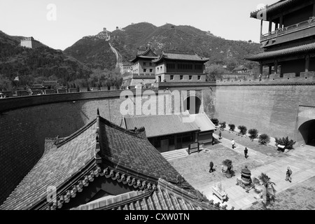 Schwarz / weiß-Bild von der Juyongguan pass Abschnitt der chinesischen Mauer, Changping Provence, China, Asien. Stockfoto