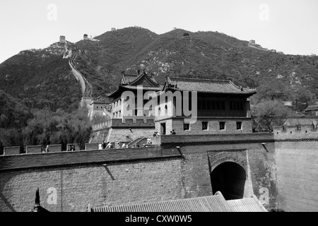 Schwarz / weiß-Bild von der Juyongguan pass Abschnitt der chinesischen Mauer, Changping Provence, China, Asien. Stockfoto