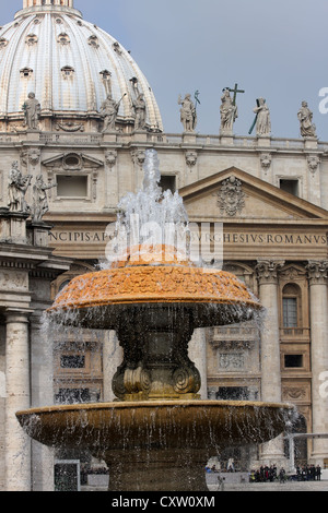 Brunnen auf dem Petersplatz im Vatikan Stockfoto