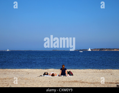 Zwei Frauen am Strand in Edgartown, Martha's Vineyard, Massachusetts, USA Stockfoto