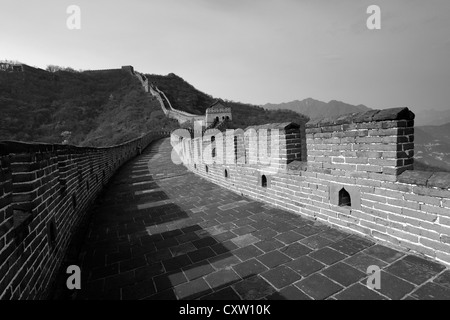 Schwarz / weiß Bild der Abschnitt Mutianyu Great Wall Of China, Mutianyu Tal, Provence, Peking, Asien. Stockfoto