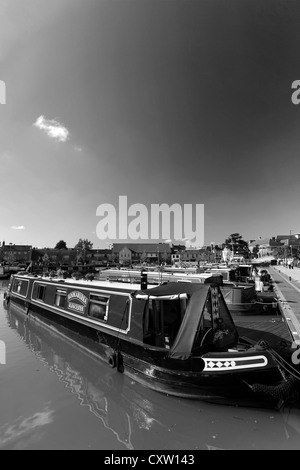 Narrowboats in die Bootsliegeplätze in Bancroft Gardens am Fluss Avon, Stratford-upon-Avon Stadt, Warwickshire, England Stockfoto