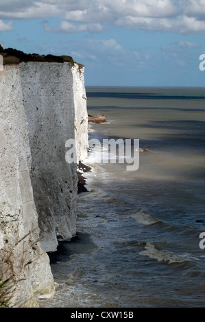 Dramatischen Blick auf die Cliffline unter "Klippe" auf dem Saxon Shore Weg, zwischen Kingsadown und St. Margrets Bay, Kent. Stockfoto