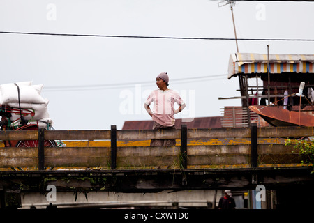 Mann an einem Kanal in Banjarmasin Stockfoto