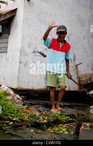 Mann an einem Kanal in Banjarmasin, Indonesien Stockfoto