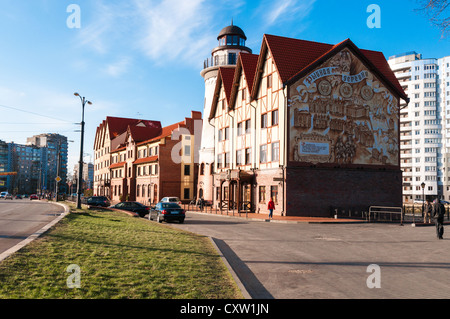 Fischerdorf, modernes wohnen, Hotel- und Entwicklung entlang der Pregolya River. Kaliningrad. Russland Stockfoto