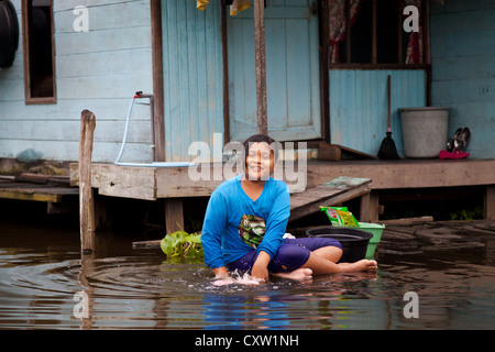 Mann an einem Kanal in Banjarmasin, Indonesien Stockfoto