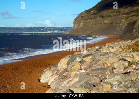 Einladendsten Strand in Dorset mit Blick auf Golden Cap, Teil der Jurassic Coast, ein Weltkulturerbe. Stockfoto