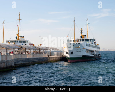 Schiff an der Pier von Buyukada Türkei, eines der Prinzeninseln tragen Tagesausflügler und Urlauber aus Istanbul Marmara Meer Stockfoto