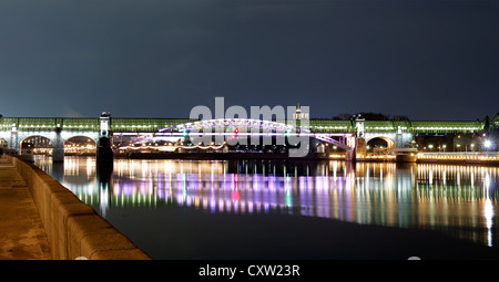 Die Fußgängerbrücke über den Fluss. Stockfoto