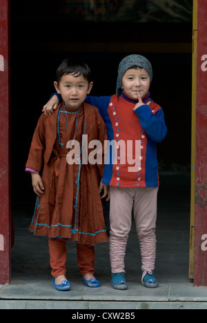 Zwei Freunde stand in der Tür eines Schreins in den Himalaya Stadt Keylong, Indien Stockfoto