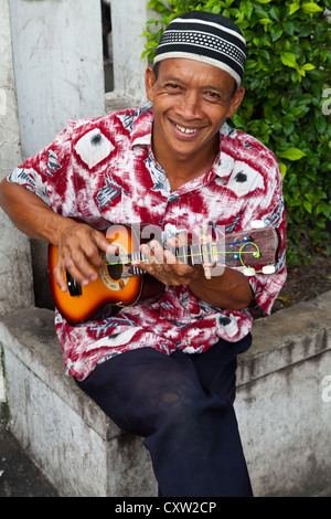 Gitarrist in den Straßen von Yogyakarta, Indonesien Stockfoto