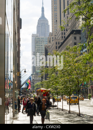 Bürgersteig Menschenmassen auf der Fifth Avenue, New York Stockfoto