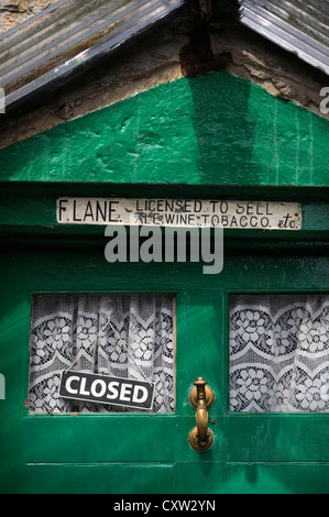 Eine geschlossene Schild an der Tür des historischen Stube Pub the Sun Inn in Leintwardine, Herefordshire, die nach dem Tod von propriet Stockfoto