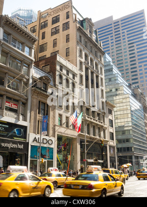 Taxis und Straßenszene, Fifth Avenue, New York Stockfoto